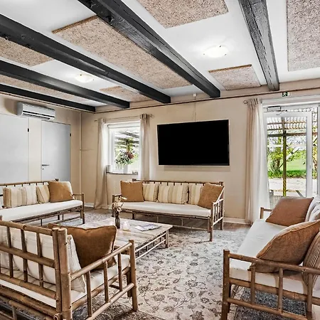 6 Bedroom Gorgeous In *